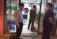 Hà Nội: Cảnh sát khu vực xuyên đêm nhắc nhở hàng quán đóng cửa phòng chống dịch Covid-19