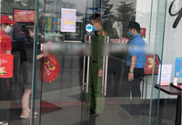 Hà Nội: Cảnh sát khu vực xuyên đêm nhắc nhở hàng quán đóng cửa phòng chống dịch Covid-19