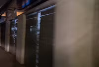 Hà Nội: Cảnh sát khu vực xuyên đêm nhắc nhở hàng quán đóng cửa phòng chống dịch Covid-19