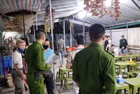 Hà Nội: Cảnh sát khu vực xuyên đêm nhắc nhở hàng quán đóng cửa phòng chống dịch Covid-19