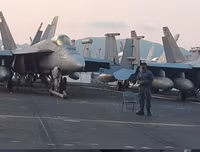 [ẢNH] Sức mạnh kinh hoàng từ dàn tiêm kích trên tàu sân bay USS Carl Vinson có thể vô hiệu hóa ngay một quốc gia