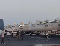 [ẢNH] Sức mạnh kinh hoàng từ dàn tiêm kích trên tàu sân bay USS Carl Vinson có thể vô hiệu hóa ngay một quốc gia