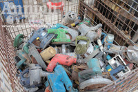 Cận cảnh chợ đồ cũ ở dưới chân cầu Thăng Long