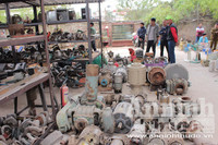 Cận cảnh chợ đồ cũ ở dưới chân cầu Thăng Long