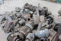 Cận cảnh chợ đồ cũ ở dưới chân cầu Thăng Long