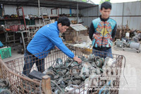 Cận cảnh chợ đồ cũ ở dưới chân cầu Thăng Long