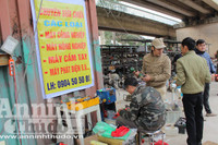 Cận cảnh chợ đồ cũ ở dưới chân cầu Thăng Long