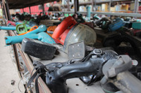 Cận cảnh chợ đồ cũ ở dưới chân cầu Thăng Long