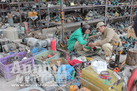 Cận cảnh chợ đồ cũ ở dưới chân cầu Thăng Long