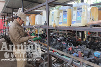 Cận cảnh chợ đồ cũ ở dưới chân cầu Thăng Long