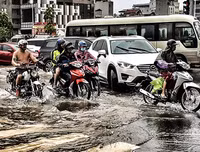 [ẢNH] Phố biến thành sông, CSGT Hà Nội thành 
