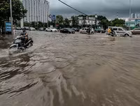 [ẢNH] Phố biến thành sông, CSGT Hà Nội thành 