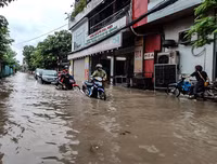[ẢNH] Phố biến thành sông, CSGT Hà Nội thành 