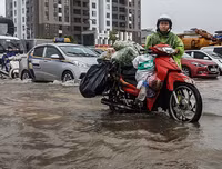 [ẢNH] Phố biến thành sông, CSGT Hà Nội thành 