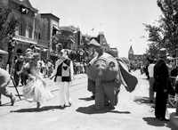 [ẢNH] Ảnh hiếm về lễ khai trương Công viên giải trí Disneyland tại Mỹ năm 1955