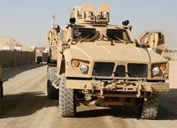 [ẢNH] Xe bọc thép Mỹ lật ngửa sau va chạm với thiết giáp Nga khiến hai binh sĩ thương vong