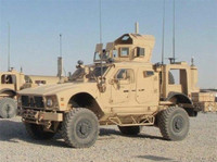 [ẢNH] Xe bọc thép Mỹ lật ngửa sau va chạm với thiết giáp Nga khiến hai binh sĩ thương vong