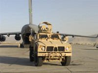 [ẢNH] Xe bọc thép Mỹ lật ngửa sau va chạm với thiết giáp Nga khiến hai binh sĩ thương vong