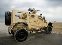 [ẢNH] Xe bọc thép Mỹ lật ngửa sau va chạm với thiết giáp Nga khiến hai binh sĩ thương vong