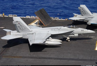 [ẢNH] Mỹ mất 4 chiếc F/A-18 vì cú hạ cánh lỗi của E-2D trên tàu sân bay đang răn đe Iran