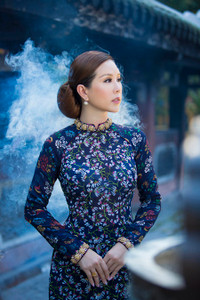 Hoa hậu Thu Hoài dù 3 con vẫn gây sốt với bộ sưu tập áo dài