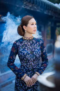 Hoa hậu Thu Hoài dù 3 con vẫn gây sốt với bộ sưu tập áo dài