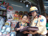 [ẢNH] CSGT Đường sắt tuần tra, tuyên truyền tại 