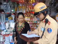 [ẢNH] CSGT Đường sắt tuần tra, tuyên truyền tại 