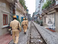 [ẢNH] CSGT Đường sắt tuần tra, tuyên truyền tại 