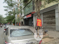 Đỗ ô tô kiểu... hồn nhiên dưới thông báo cấm đỗ, thì sao?...