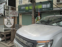 Đỗ ô tô kiểu... hồn nhiên dưới thông báo cấm đỗ, thì sao?...