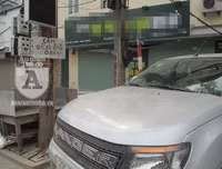 Đỗ ô tô kiểu... hồn nhiên dưới thông báo cấm đỗ, thì sao?...