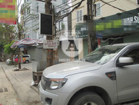 Đỗ ô tô kiểu... hồn nhiên dưới thông báo cấm đỗ, thì sao?...