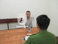 [ẢNH] Toàn cảnh vụ cảnh sát quật ngã đối tượng giang hồ cầm 2 dao nhọn cố thủ