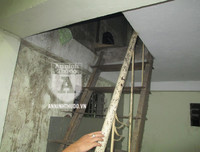 [ẢNH] Toàn cảnh vụ cảnh sát quật ngã đối tượng giang hồ cầm 2 dao nhọn cố thủ