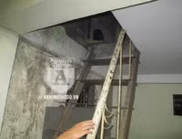 [ẢNH] Toàn cảnh vụ cảnh sát quật ngã đối tượng giang hồ cầm 2 dao nhọn cố thủ