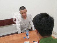 [ẢNH] Toàn cảnh vụ cảnh sát quật ngã đối tượng giang hồ cầm 2 dao nhọn cố thủ