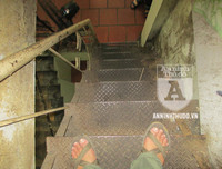 [ẢNH] Toàn cảnh vụ cảnh sát quật ngã đối tượng giang hồ cầm 2 dao nhọn cố thủ