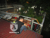 [ẢNH] Toàn cảnh vụ cảnh sát quật ngã đối tượng giang hồ cầm 2 dao nhọn cố thủ