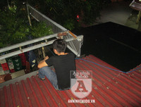 [ẢNH] Toàn cảnh vụ cảnh sát quật ngã đối tượng giang hồ cầm 2 dao nhọn cố thủ