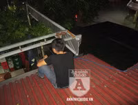 [ẢNH] Toàn cảnh vụ cảnh sát quật ngã đối tượng giang hồ cầm 2 dao nhọn cố thủ