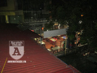 [ẢNH] Toàn cảnh vụ cảnh sát quật ngã đối tượng giang hồ cầm 2 dao nhọn cố thủ