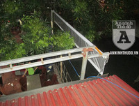 [ẢNH] Toàn cảnh vụ cảnh sát quật ngã đối tượng giang hồ cầm 2 dao nhọn cố thủ