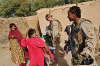 [ẢNH] Xúc động những hình ảnh về giá trị con người trong chiến tranh