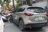 Hà Nội: Tài xế Mazda CX5 vượt đèn đỏ đâm vào 5 phương tiện khác