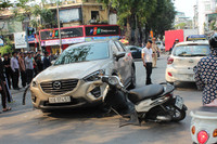 Hà Nội: Tài xế Mazda CX5 vượt đèn đỏ đâm vào 5 phương tiện khác