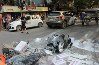 Hà Nội: Tài xế Mazda CX5 vượt đèn đỏ đâm vào 5 phương tiện khác