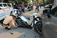 Hà Nội: Tài xế Mazda CX5 vượt đèn đỏ đâm vào 5 phương tiện khác