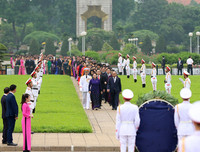 Đại biểu Quốc hội viếng Chủ tịch Hồ Chí Minh trước khai mạc Kỳ họp thứ 7 Quốc hội khóa XIV