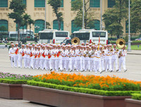 Đại biểu Quốc hội viếng Chủ tịch Hồ Chí Minh trước khai mạc Kỳ họp thứ 7 Quốc hội khóa XIV